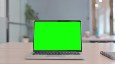 Ofisteki Masada Yeşil Ekranlı Laptop kullanan Hintli Kadın