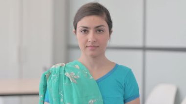 Sari 'deki Ciddi Hintli Kadın Portresi