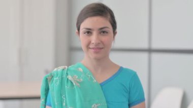 Sari 'de gülümseyen Hintli kadının portresi