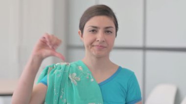 Sari 'de Başparmaklarını İndiren Hintli Kadın Portresi