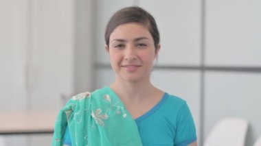 Sari 'deki Hintli Kadın portresi tamam işareti yapıyor.