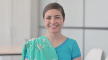 Sari 'de İnsanları Davet Eden Hintli Kadın Portresi