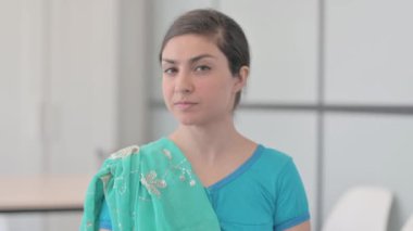 Sari 'deki Hintli Kadın Portresi Reddedildi, Hareketi Durdur