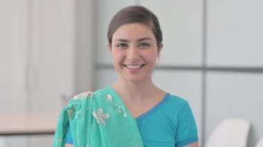 Sari 'de, merhaba demek için el sallayan Hintli kadının portresi.