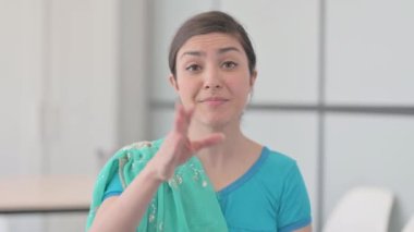 Sari 'de Tartışan ve Dövüşen Kızgın Hintli Kadın Portresi