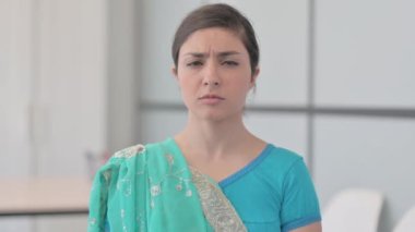 Sari 'de diş ağrısı olan Hintli kadının portresi