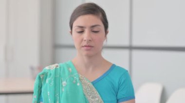 Ofiste Öksüren Sari 'deki Hasta Hintli Kadın Portresi