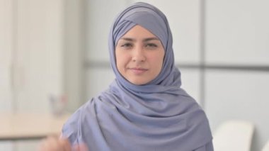 Başparmak Aşağı Yapan Müslüman Kadın Portresi