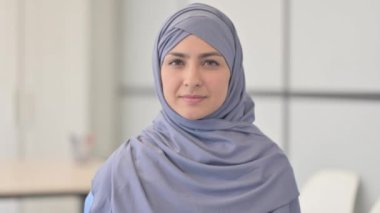 Tesettürlü Müslüman Kadın Portresi Başparmak Kalkıyor