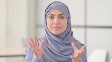 Tesettürlü Kızgın Müslüman Kadın 'ın portresi Tartışıyor ve Savaşıyor