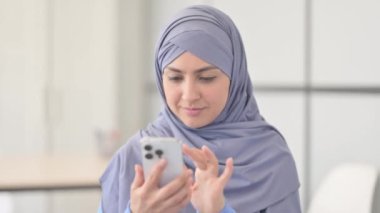 Zeka Telefonunda Başarı Kutlaması 'nda Müslüman Kadın Portresi