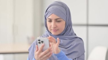 Türbanlı Müslüman Kadın Portresi Akıllı Telefondaki Kayıptan Şok Oldu