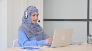 Başlıklı Müslüman Kadın Çağrı Merkezinde Müşterilerle Çevrimiçi Konuşuyor