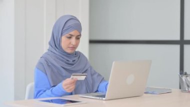Başörtülü Müslüman Kadın Çevrimiçi Alışverişin Tadını Çıkartıyor