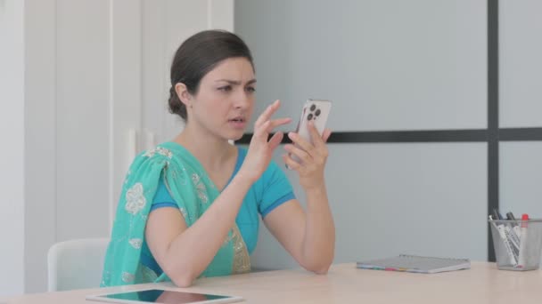 Upprörd Ung Indisk Kvinna Blir Chockad Smartphone — Stockvideo