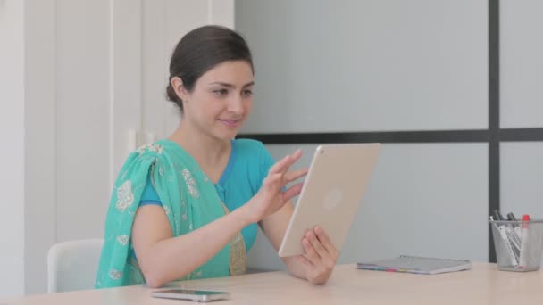 Jonge Indiase Vrouw Vieren Succes Tablet — Stockvideo