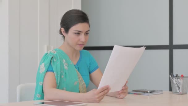 Młoda Hinduska Kobieta Czuje Się Zdenerwowany Podczas Czytania Umowy — Wideo stockowe