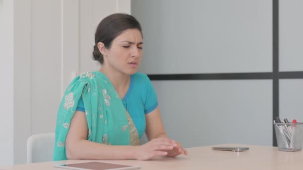 Κουρασμένη Νεαρή Ινδή Γυναίκα Που Έχει Πονοκέφαλο Στο Σπίτι — Αρχείο Βίντεο