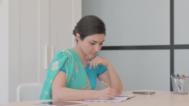 Ung Indisk Kvinna Som Skriver Brev Jobbet — Stockvideo