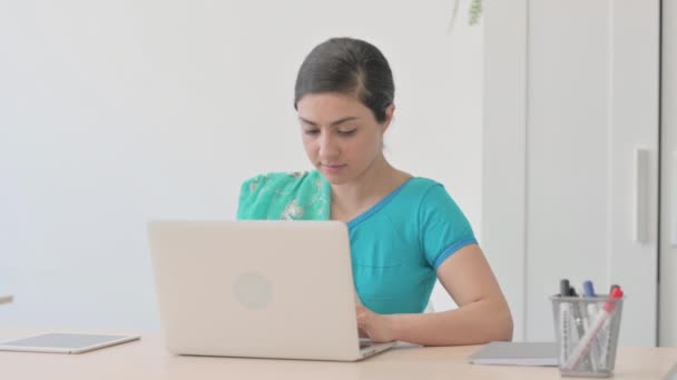 Indian Woman Sari Pracuje Laptopie — Wideo stockowe