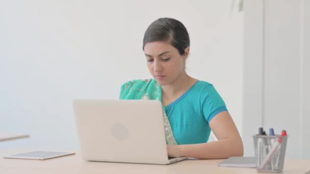Hinduska Kobieta Sari Bólem Nadgarstka Praca Laptopie — Wideo stockowe