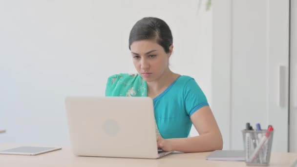 Індійська Жінка Сарі Неком Болем Працює Лаптопі — стокове відео