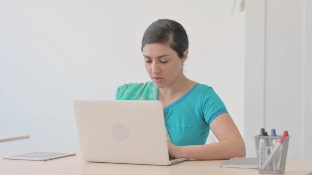 Hoesten Indiase Vrouw Sari Werken Laptop — Stockvideo