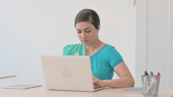Indian Woman Sari Bólem Pleców Praca Laptopie — Wideo stockowe