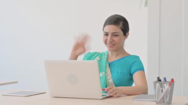 Chat Online Vídeo Por Mulher Indiana Sari Laptop — Vídeo de Stock