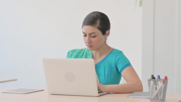Sari的印度妇女在笔记本电脑上工作时牙痛 — 图库视频影像