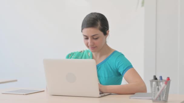 Kciuki Górę Przez Indian Kobieta Sari Laptopie — Wideo stockowe