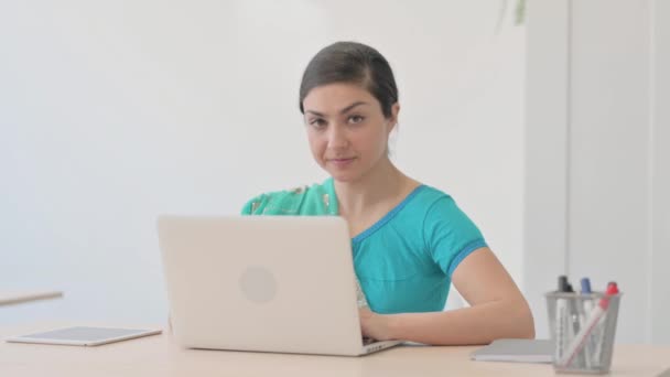Polegares Para Baixo Por Mulher Indiana Sari Trabalhando Laptop — Vídeo de Stock