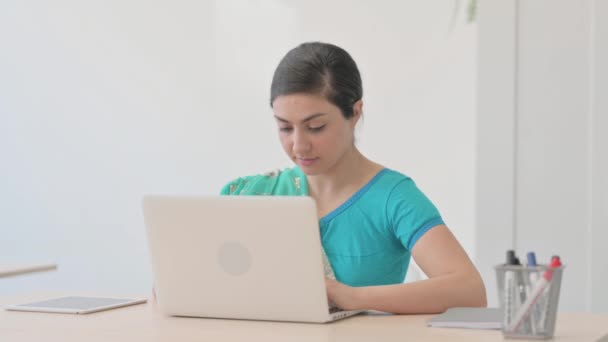 Indiase Vrouw Sari Schudden Hoofd Ontkenning Tijdens Het Werken Laptop — Stockvideo