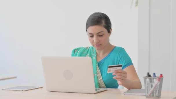 Indian Woman Sari Upset Online Payment Failure Сайті Laptop — стокове відео