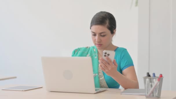 Mujer India Sari Usando Teléfono Trabajo — Vídeos de Stock