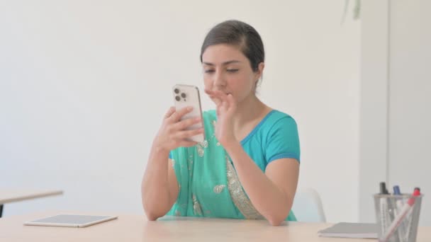 Indická Žena Sari Prohlížení Internetu Smartphone — Stock video