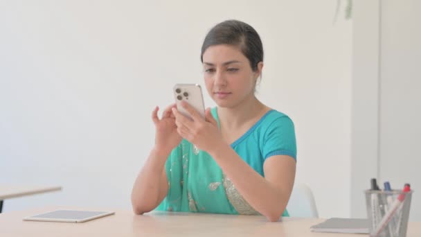 Indiase Vrouw Sari Vieren Succes Smartphone — Stockvideo