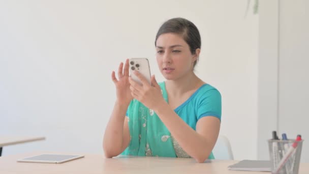 Rozrušený Indický Žena Sari Dostat Šok Smartphone — Stock video