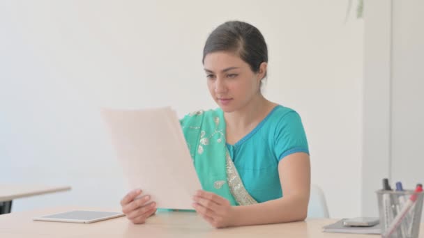 Indiska Kvinna Sari Firar Medan Läser Kontrakt — Stockvideo