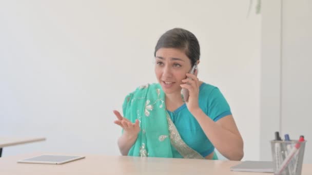 Розпачлива Індійська Жінка Сарі Сперечається Телефонній Промові — стокове відео