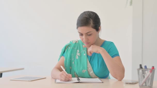 Mulher Indiana Sari Carta Escrita Trabalho — Vídeo de Stock