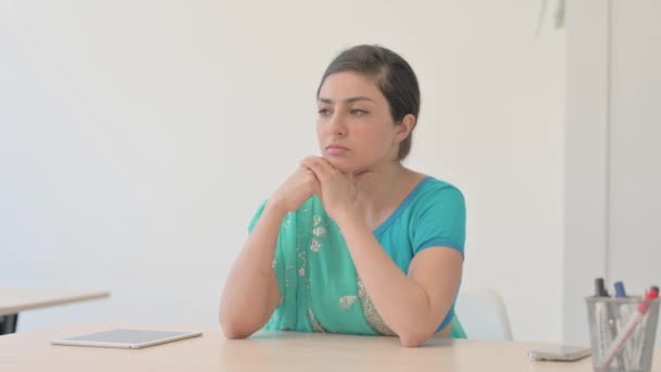 Pensive Indické Žena Sari Myšlení Zatímco Sedí Doma — Stock video