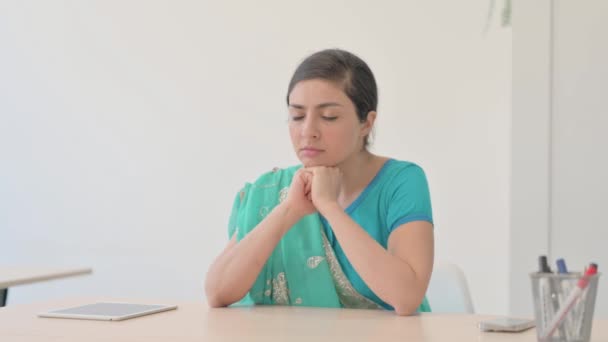 Mujer India Cansada Sari Durmiendo Sentada Silla — Vídeo de stock