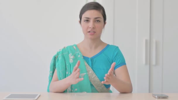 サリでインド人女性と話す オンラインブログ — ストック動画