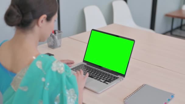 Индийская Женщина Помощью Ноутбука Зеленым Экраном — стоковое видео