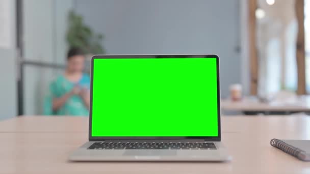 Laptop Med Grön Chroma Key Screen — Stockvideo