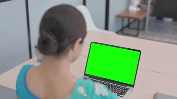 Sari Hintli Kadın Krom Anahtarlı Laptop Kullanıyor — Stok video