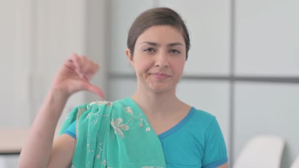 Portretul Unei Femei Indiene Din Sari Doborând Degetele Jos — Videoclip de stoc