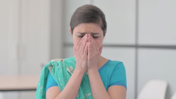 Porträtt Sad Indian Woman Sari Gråta — Stockvideo
