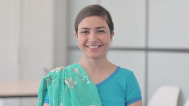 Portrait Indian Woman Sari Inviting People — Stok Video
